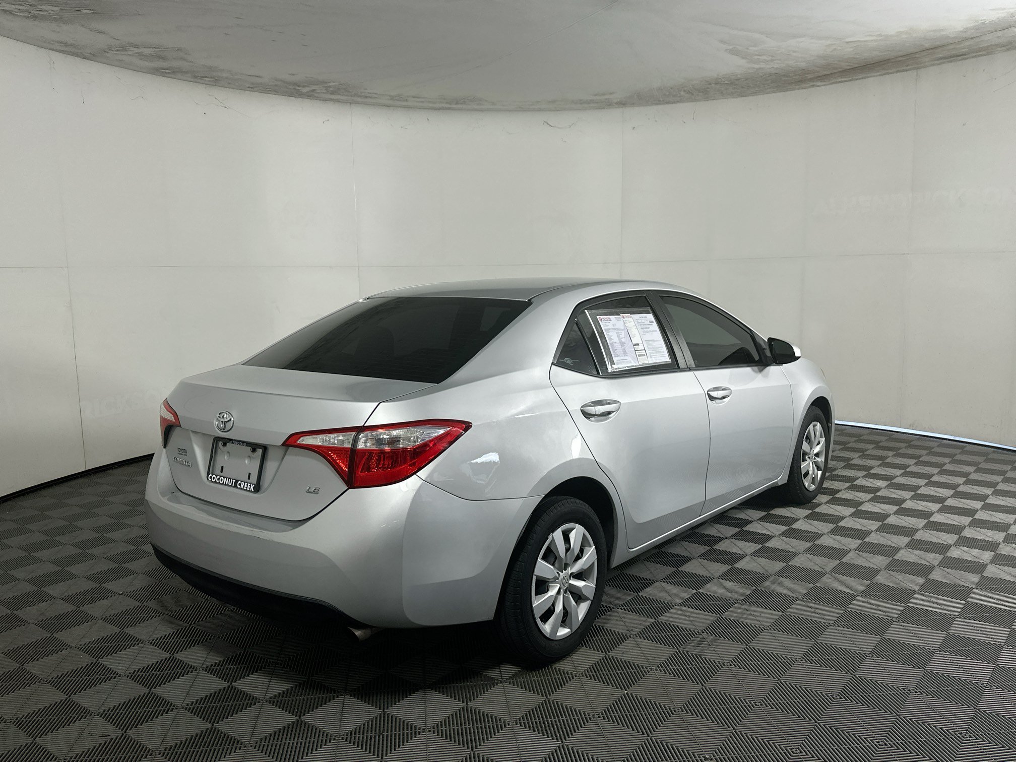 Used 2015 Classic Silver Metallic Toyota LE image 3