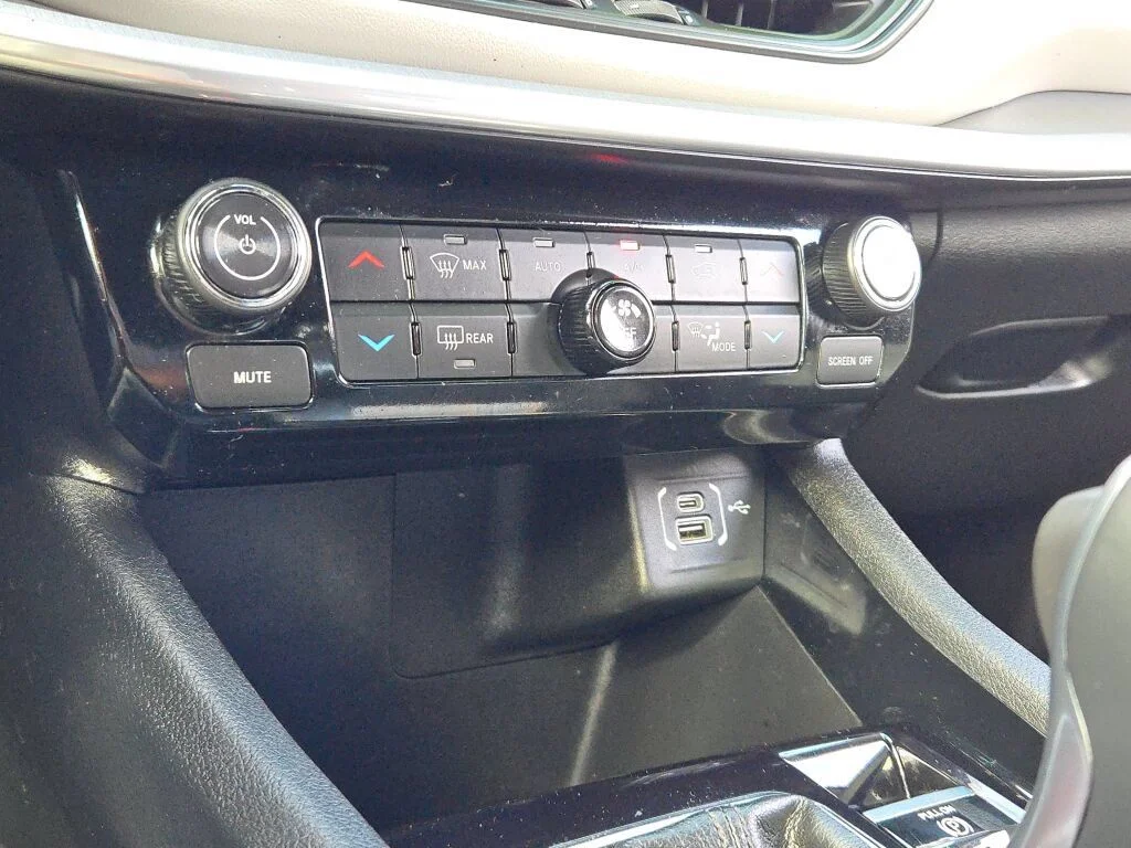 Used 2023 Crystal Metallic Jeep Limited image 23