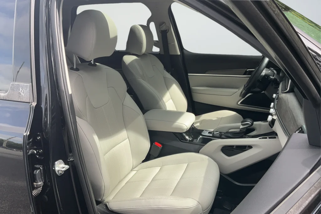 Used 2022 Black Kia EX image 20
