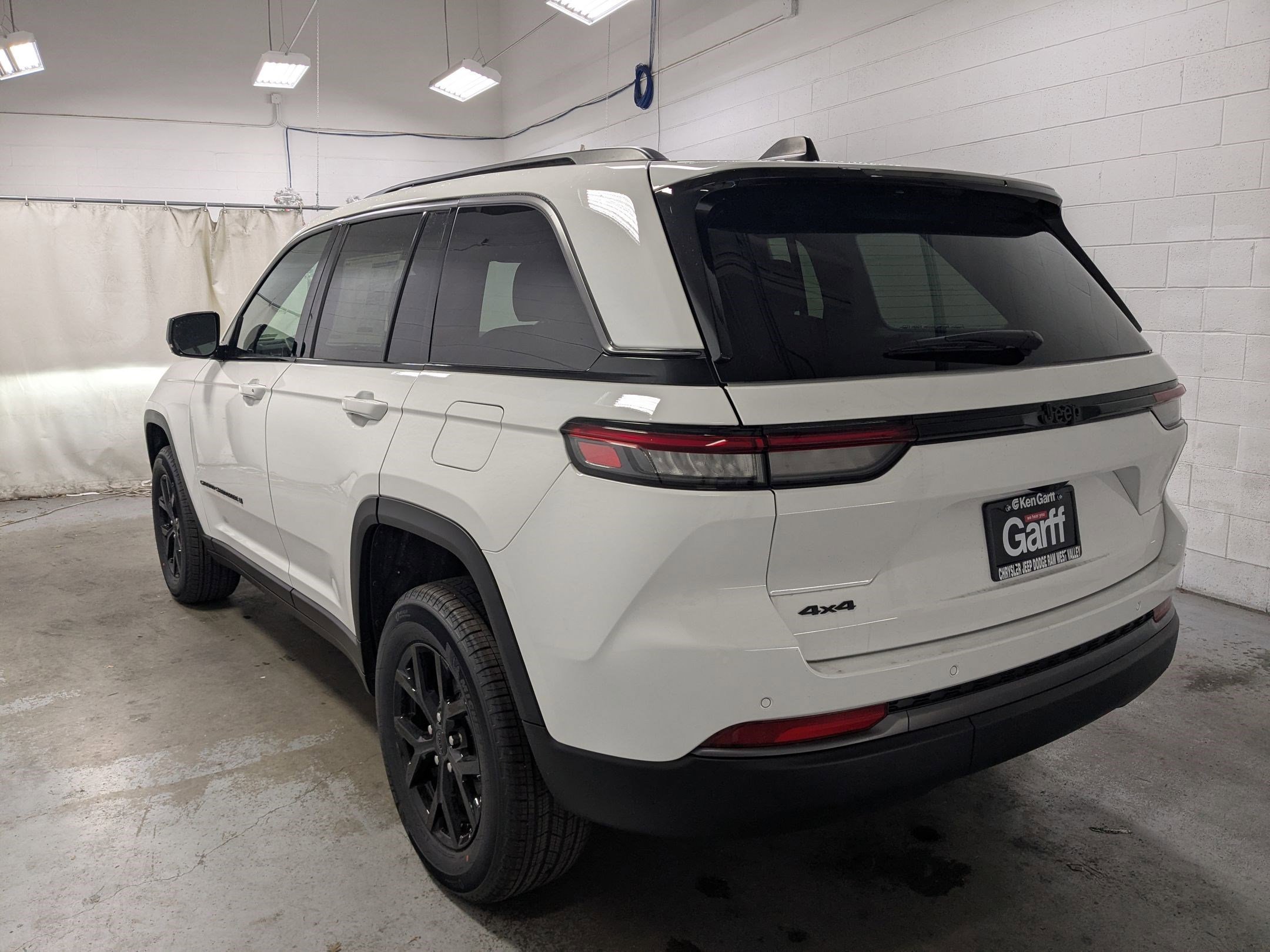 New 2026 Bright White Clear-Coat Exterior Paint Jeep Laredo Altitude image 7