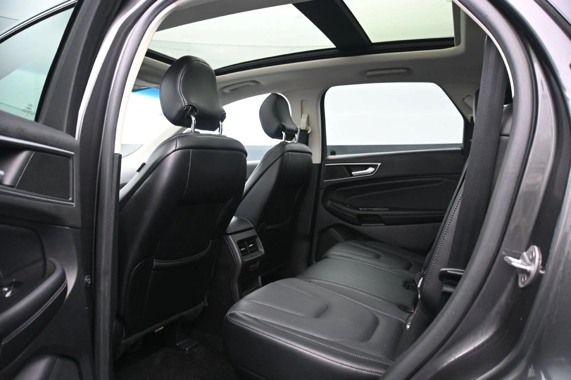 Used 2015  Ford 4D WAGON TITANIUM AWD image 17