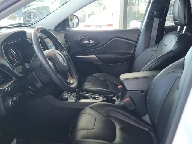 Used 2022 White Jeep Latitude Lux image 10