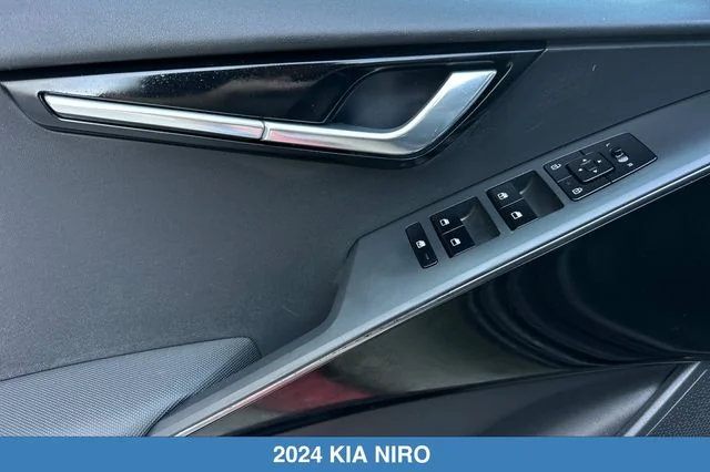 Used 2024 Black Kia Wind image 12