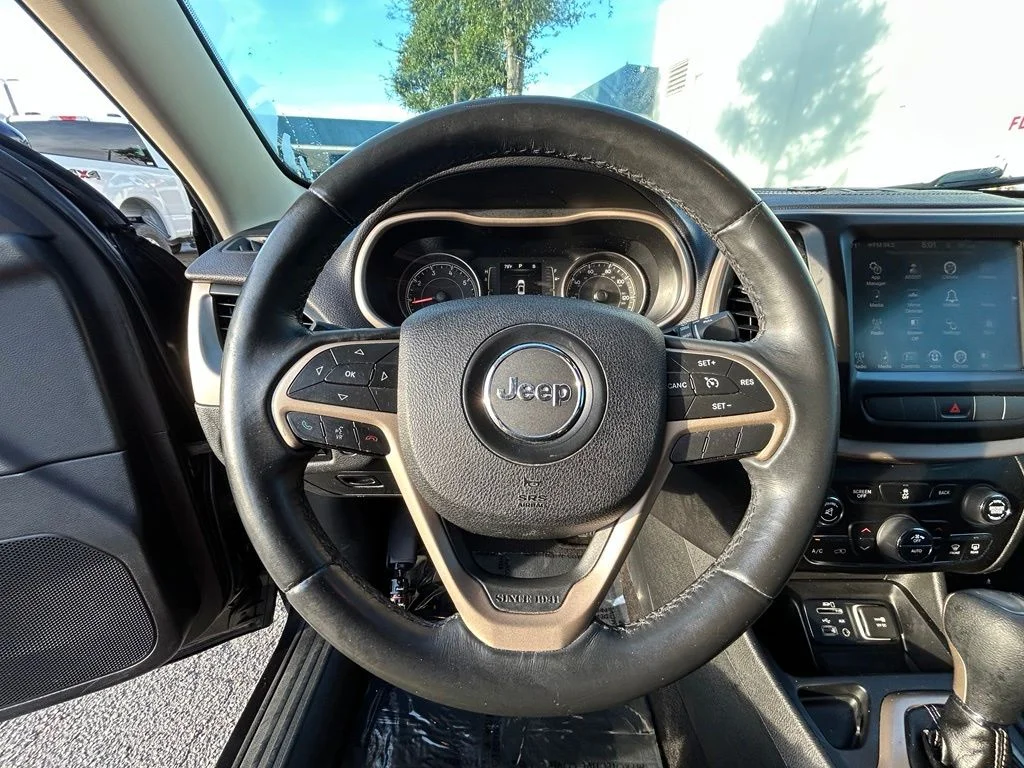 Used 2015 Brilliant Black Crystal Pearlcoat Jeep Latitude image 14