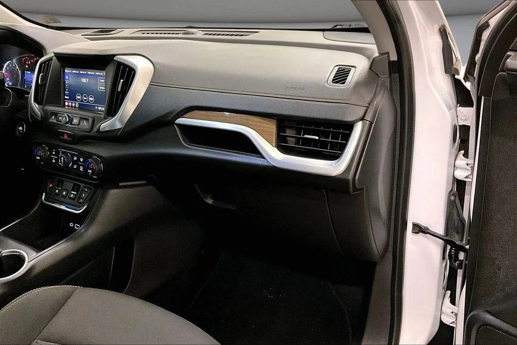 Used 2021 White GMC SLE image 27