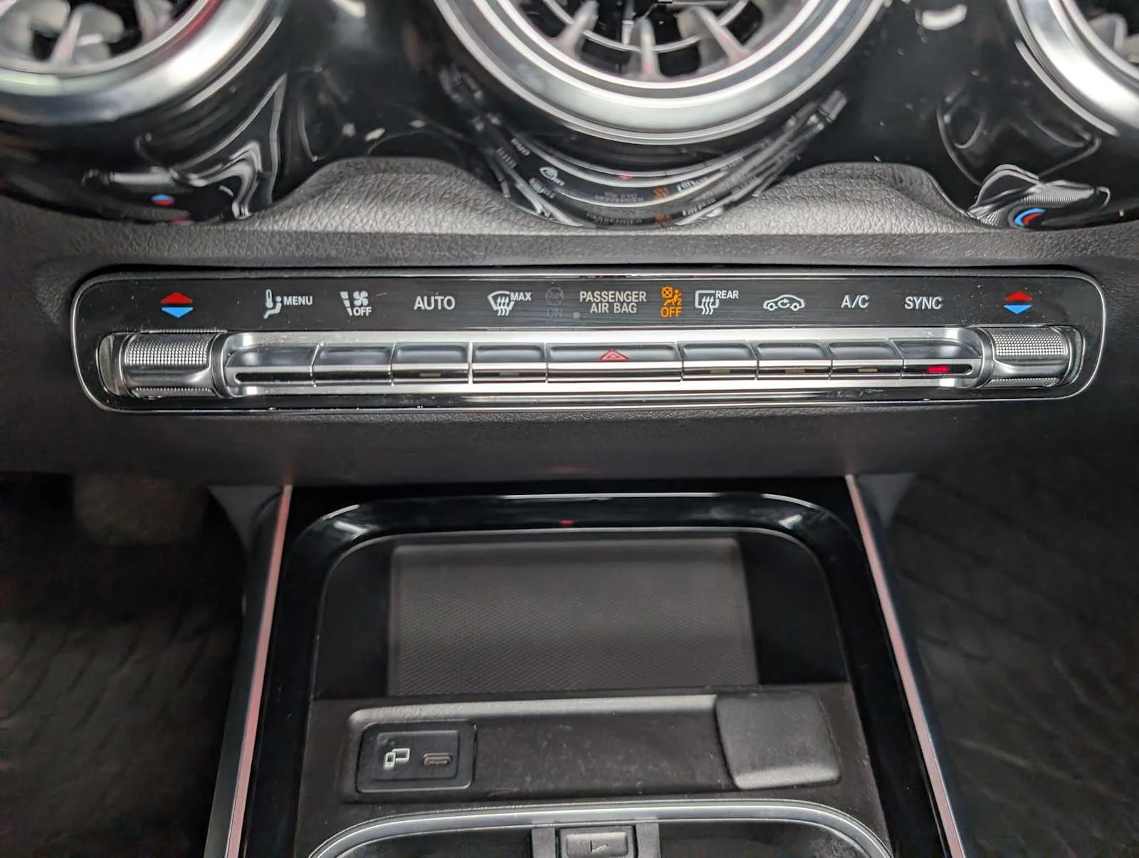 Used 2022 Polar White Mercedes-Benz GLB 250 image 27