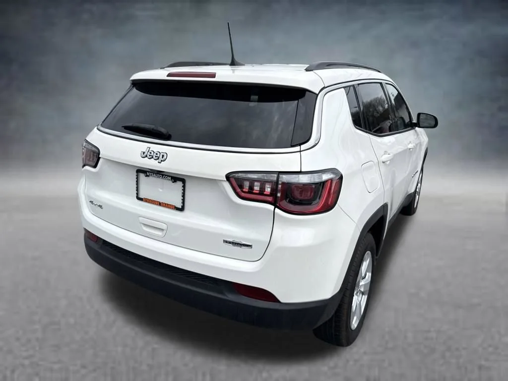 Used 2019 White Clearcoat Jeep Latitude image 4