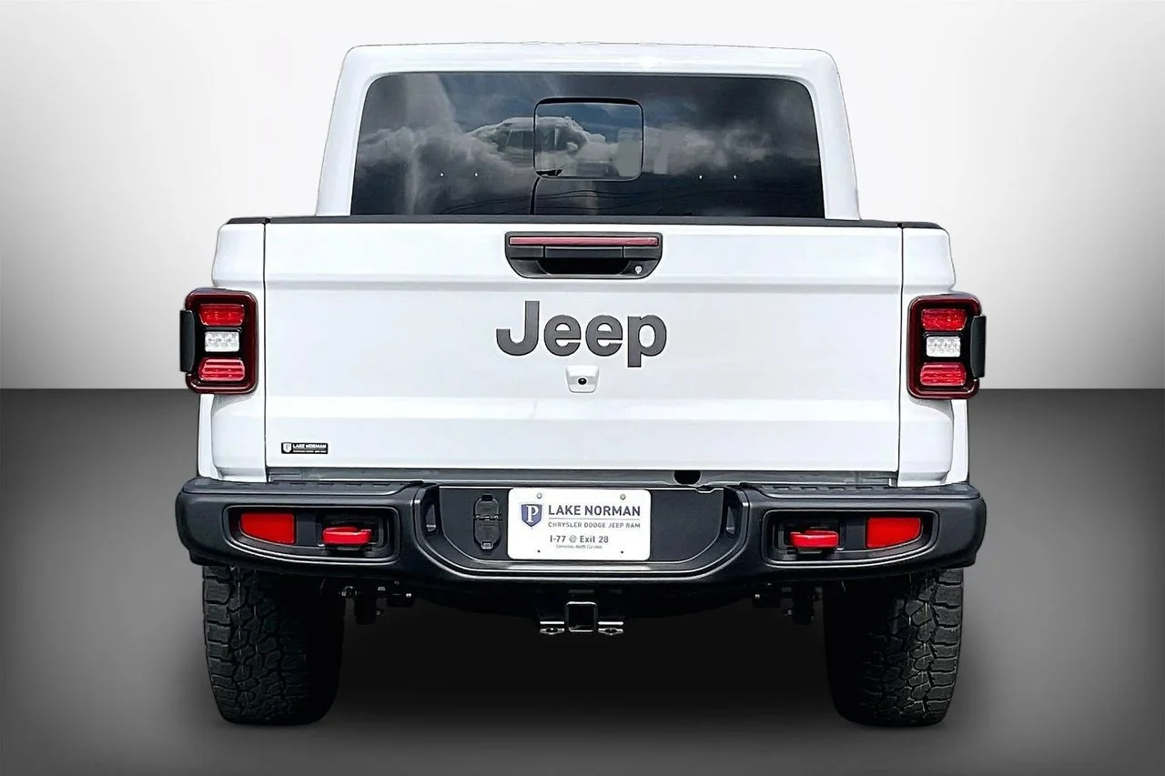 New 2026 Bright White Clear-Coat Exterior Paint Jeep Rubicon image 7