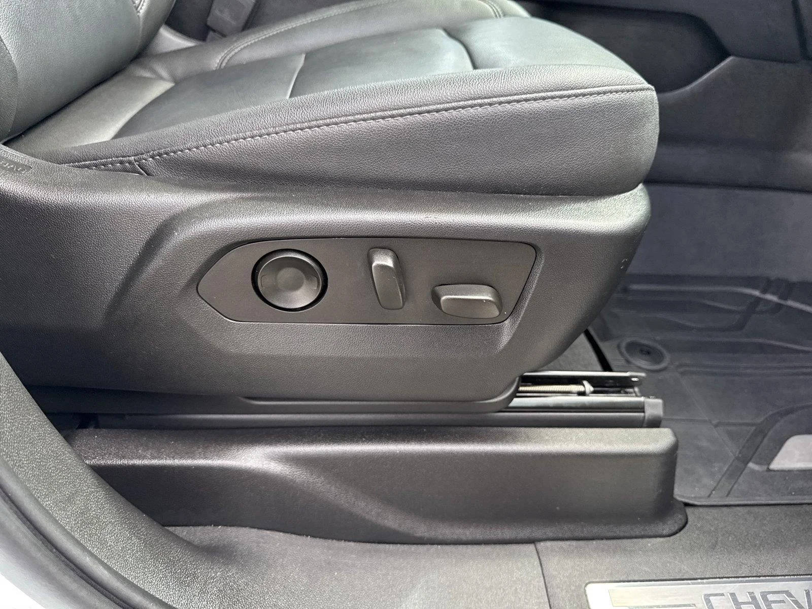 Used 2022 SUMMIT WHITE Chevrolet Z71 image 40
