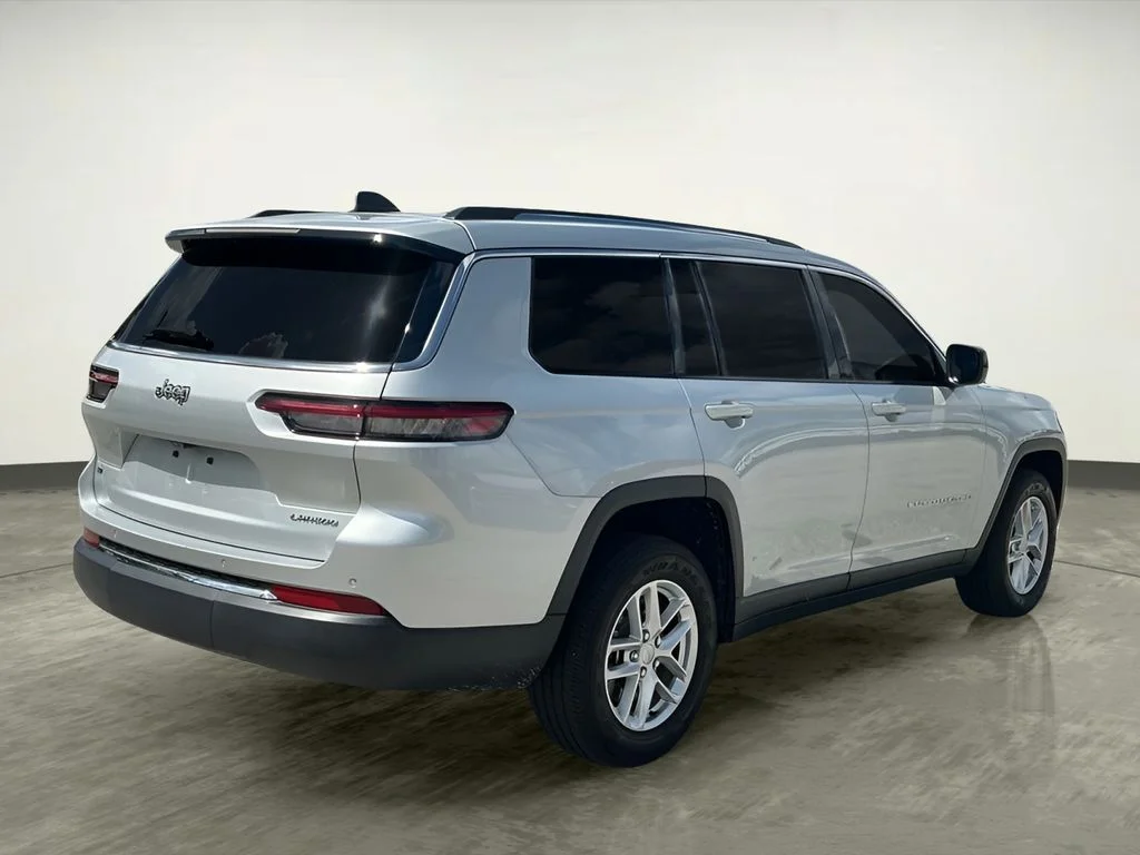 Used 2021 Silver Jeep Laredo image 7