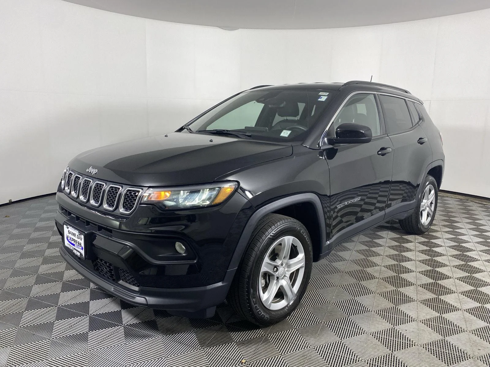Used 2023 Diamond Black Crystal Pearlcoat Jeep Latitude image 8