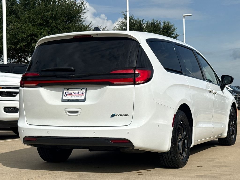 Used 2024 White Chrysler Select image 9