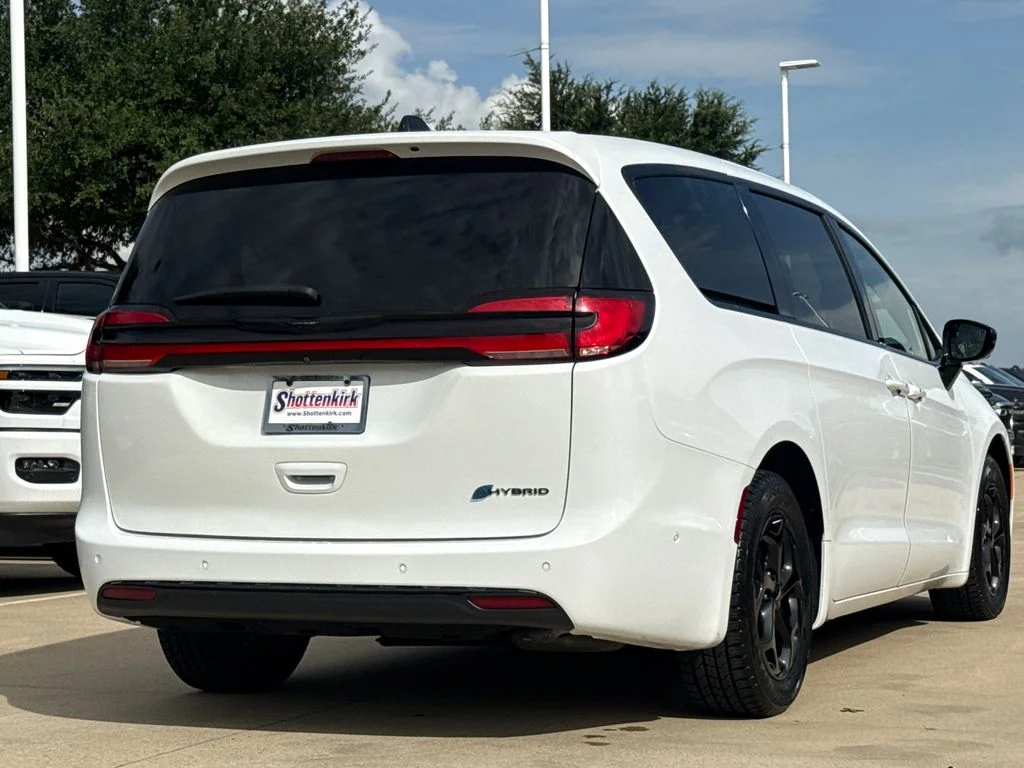 Used 2024 White Chrysler Select image 9