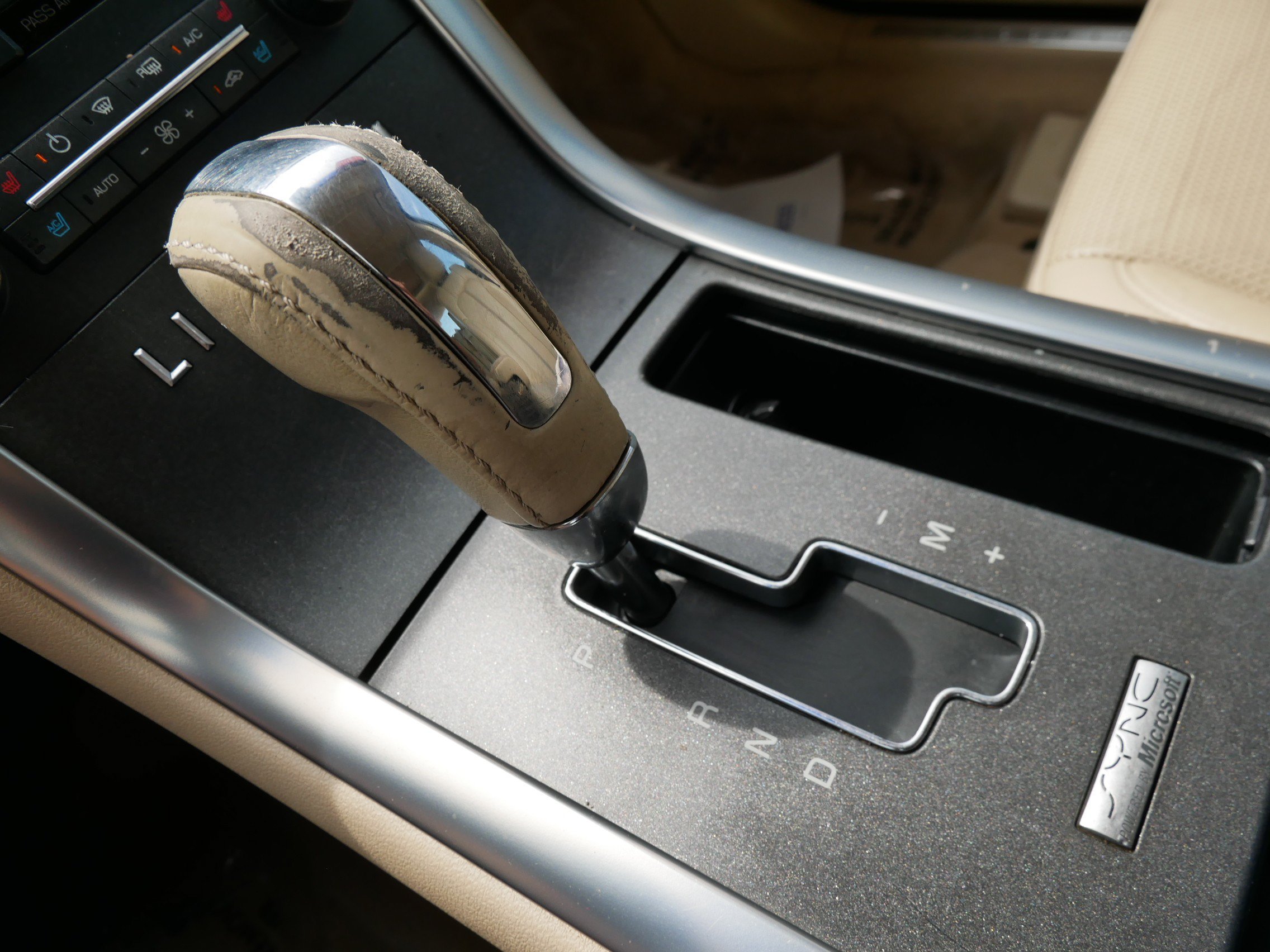 Used 2009 White Lincoln  image 25