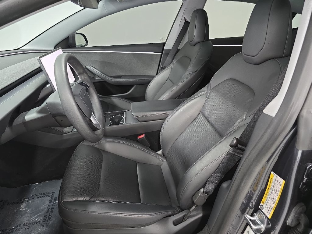 Used 2025  Tesla  image 5