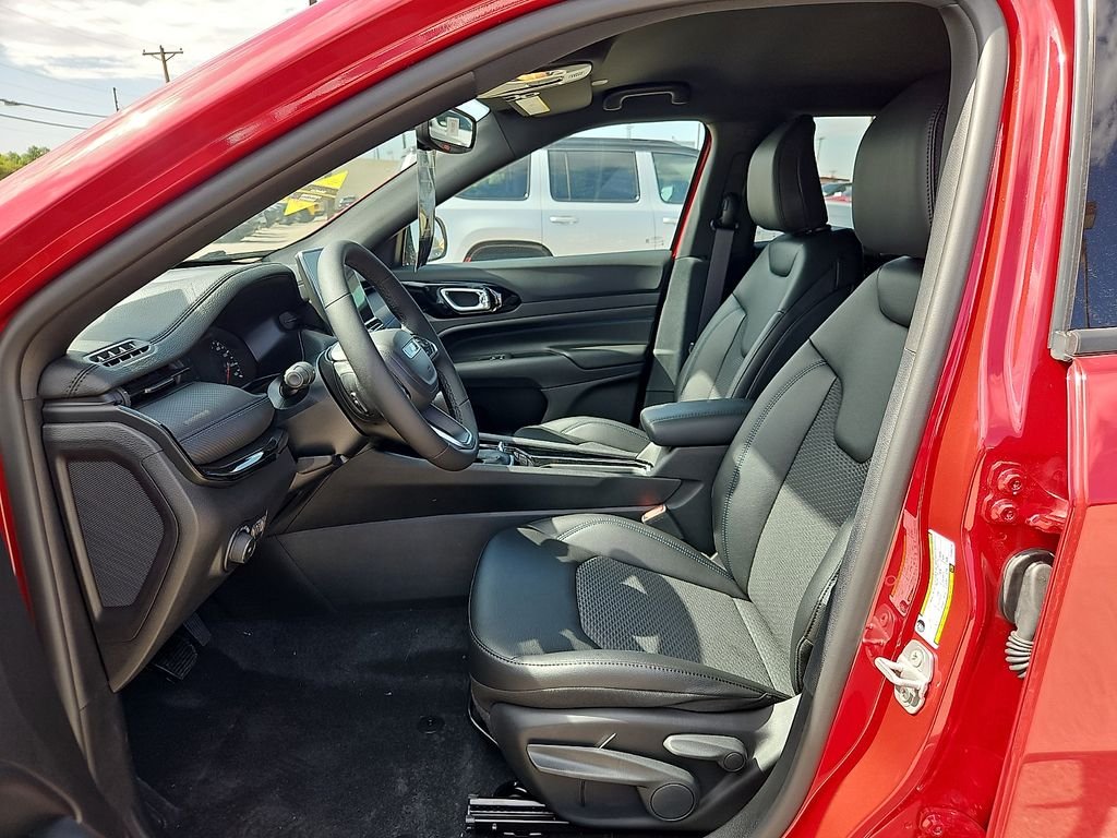 New 2026 Red Hot Pearl-Coat Exterior Paint Jeep Latitude image 15