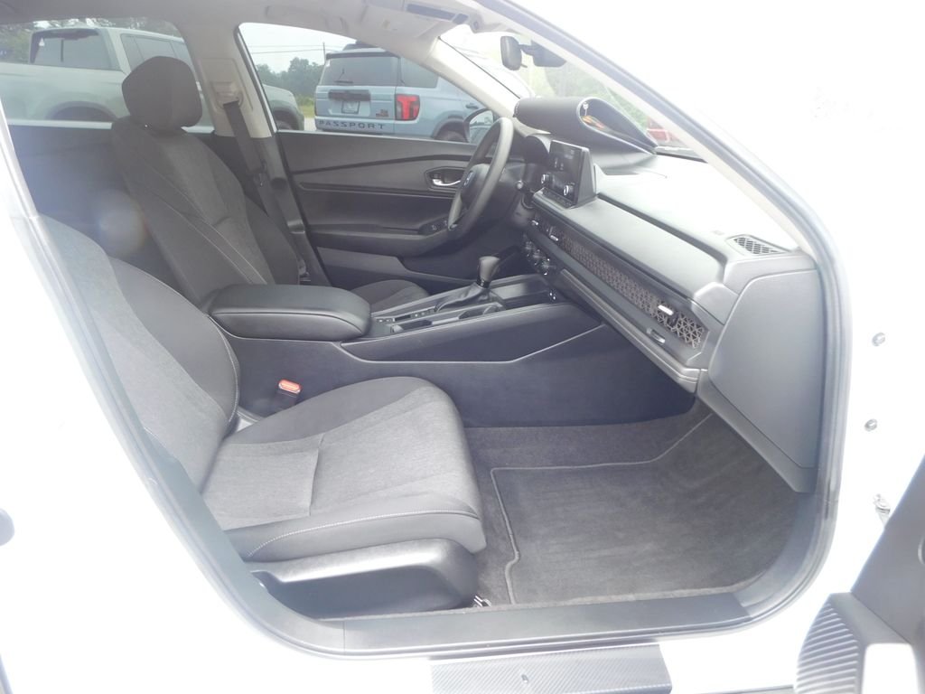 Used 2025 White Honda SE image 18