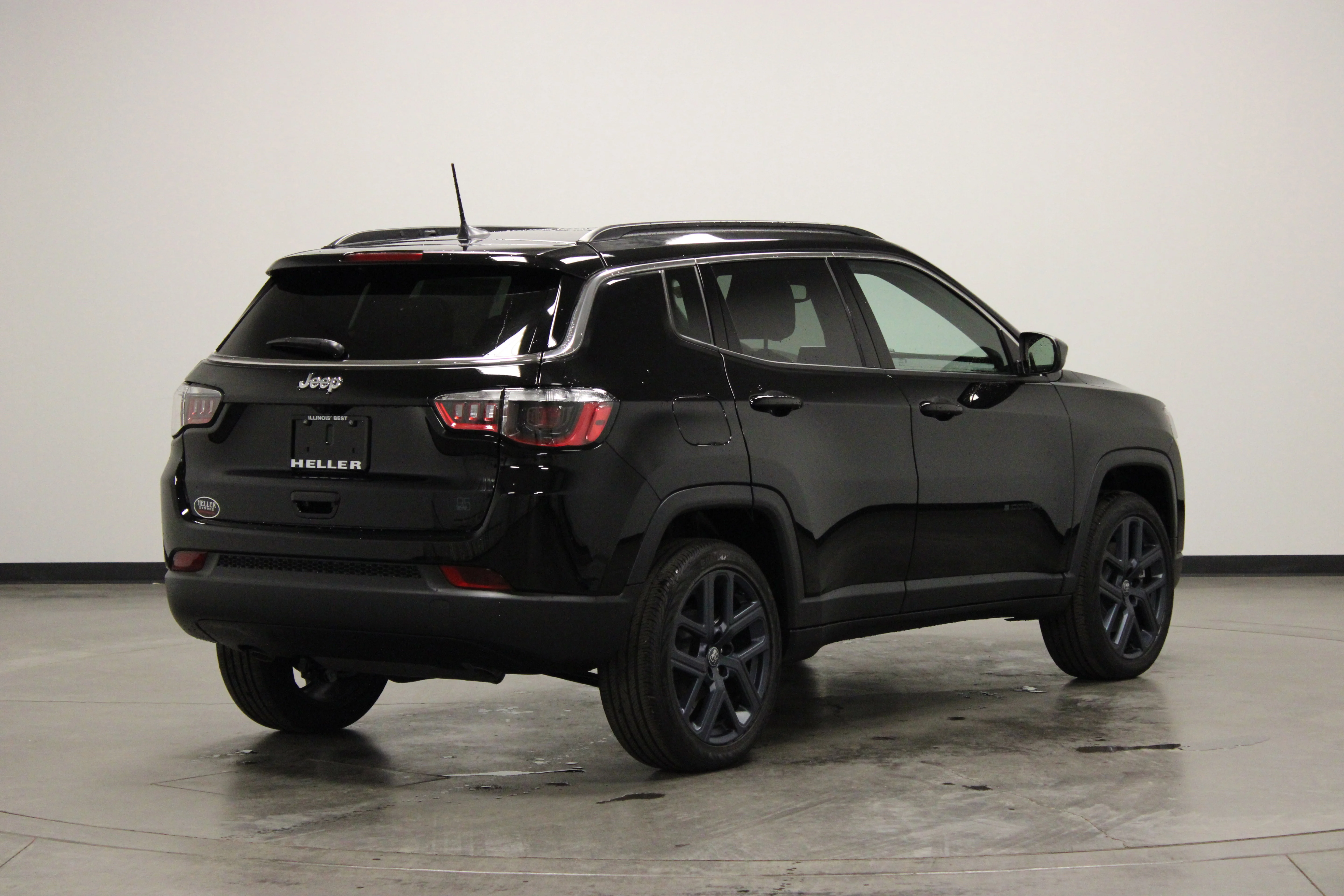 New 2026 Diamond Black Crystal Pearl-Coat Exterior Paint Jeep  image 8