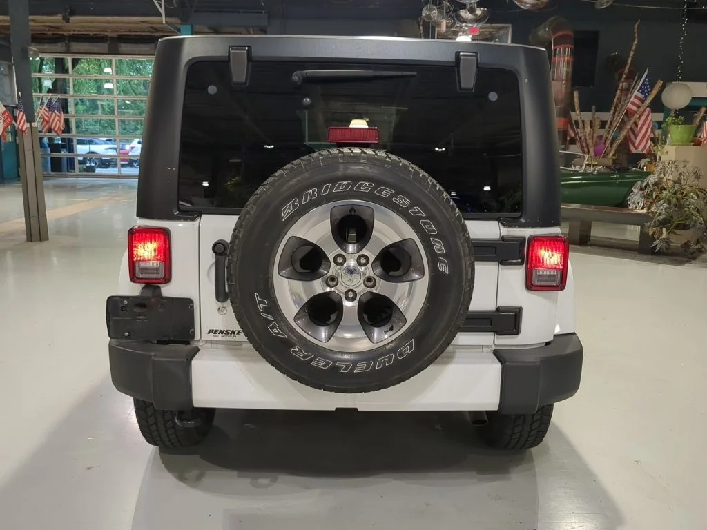 Used 2016 White Jeep Unlimited Sahara image 10