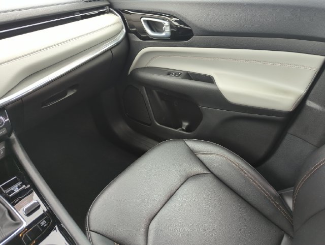 Used 2024 Gray Jeep Limited image 27