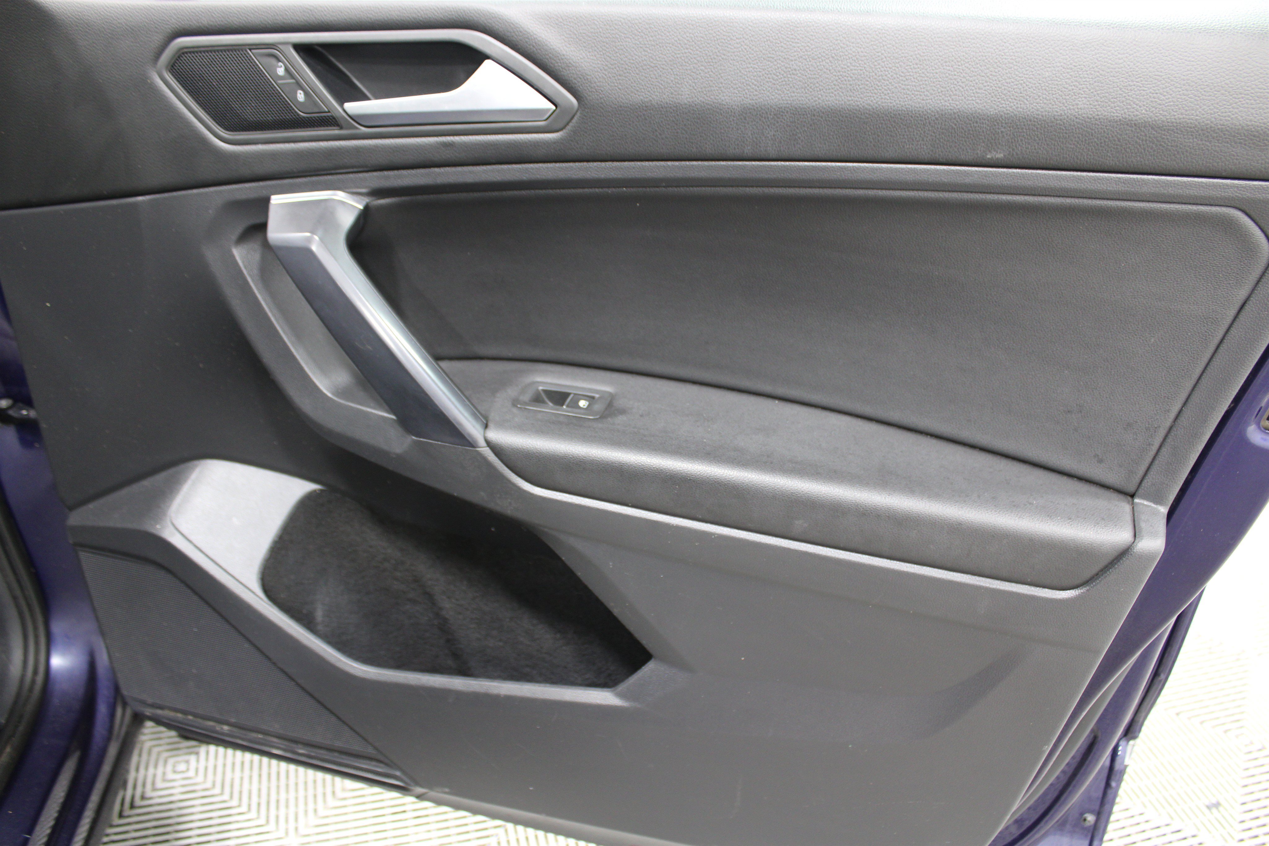 Used 2021 Atlantic Blue Metallic Volkswagen SE image 28