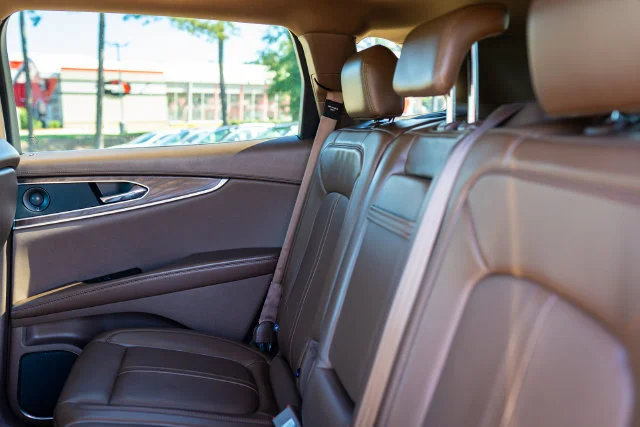 Used 2016 Luxe Metallic Lincoln Reserve image 27