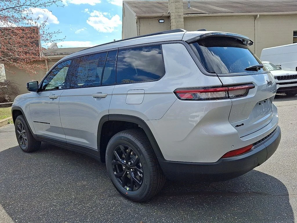 New 2026 Silver Zynith Exterior Paint Jeep Altitude image 3