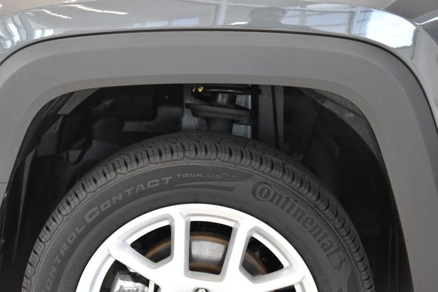 Used 2022 Gray Jeep Latitude image 29
