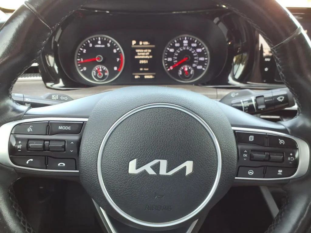 Used 2022 White Pearl Kia EX image 10