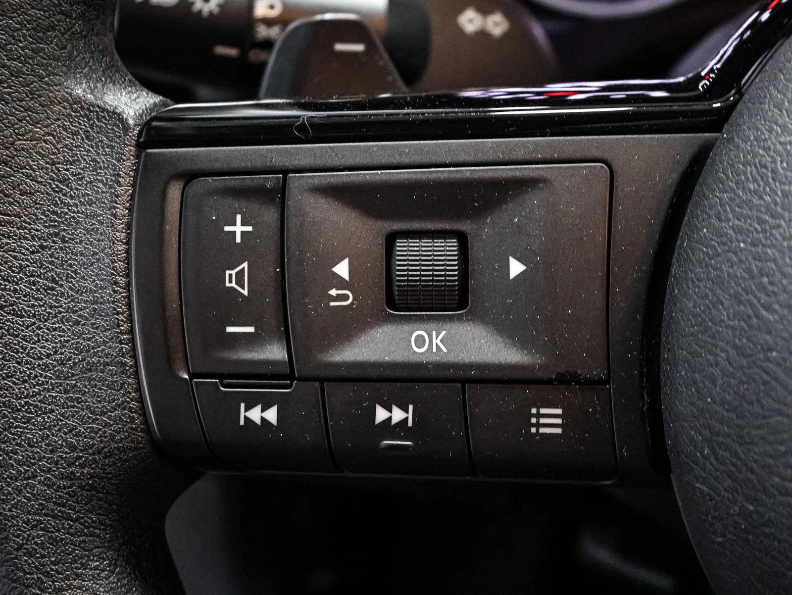 Used 2023 Silver Nissan SV Intelligent AWD image 33