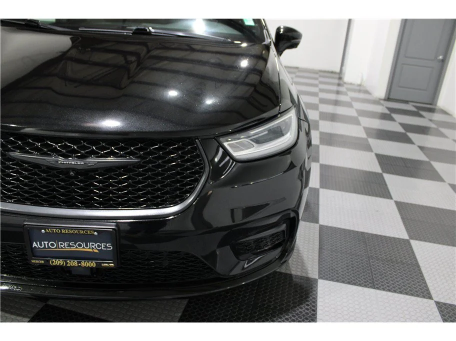 Used 2022 Brilliant Black Crystal Pearlcoat Chrysler Hybrid Touring L image 8