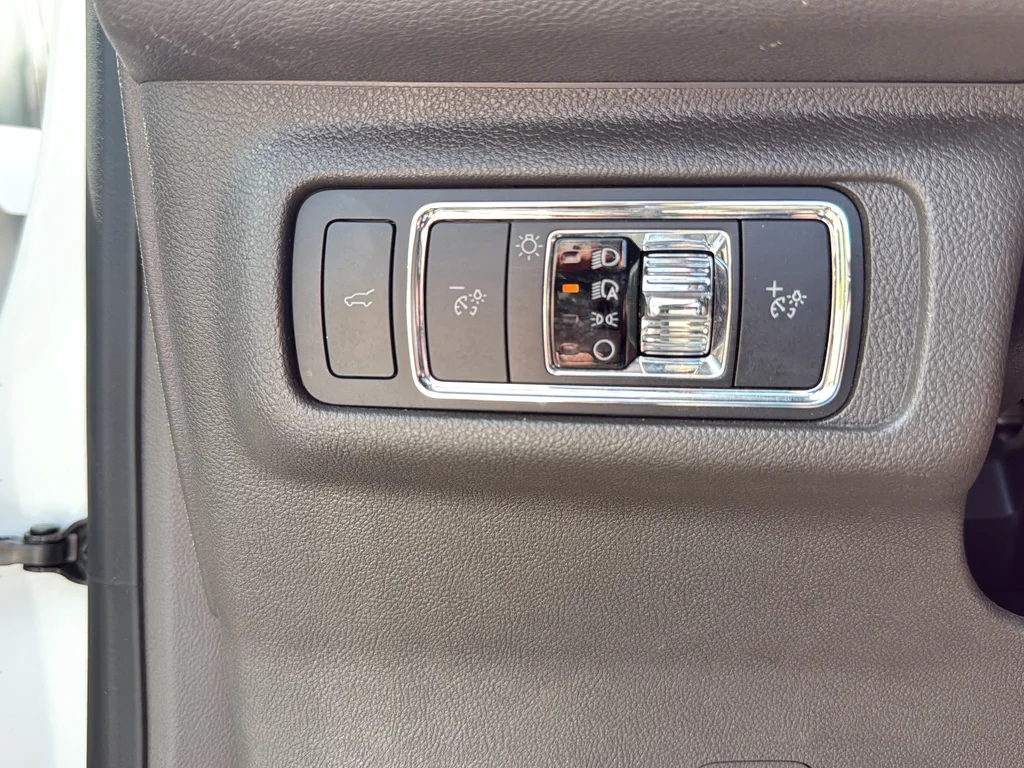 Used 2020 White Lincoln Standard image 21