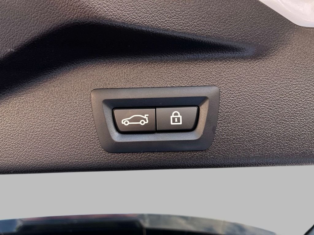 Used 2021 White BMW xDrive40i image 15