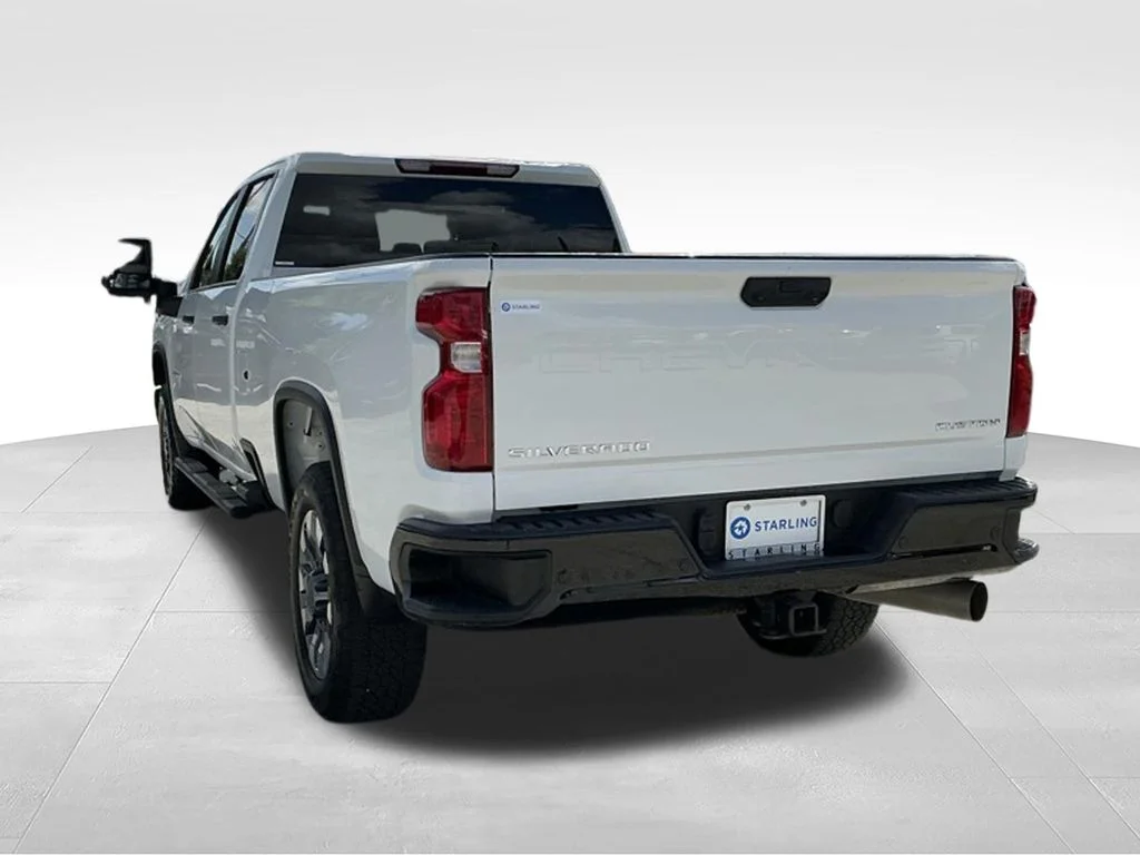 Used 2025 White Chevrolet Custom image 4