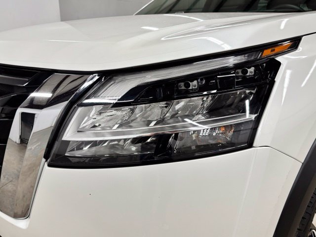Used 2023 White Nissan Platinum image 9
