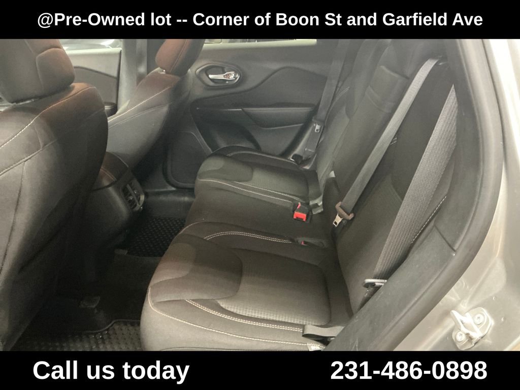 Used 2016 Silver Jeep Latitude image 26