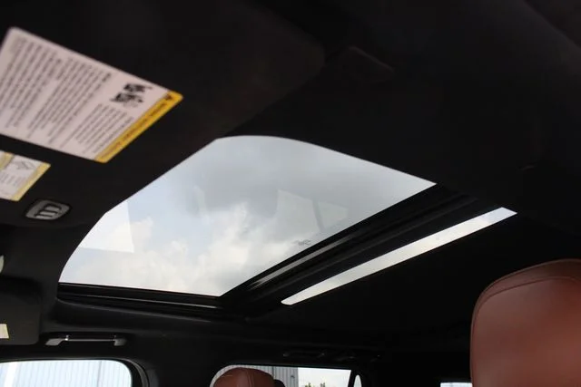 Used 2019 White Lincoln Reserve image 5