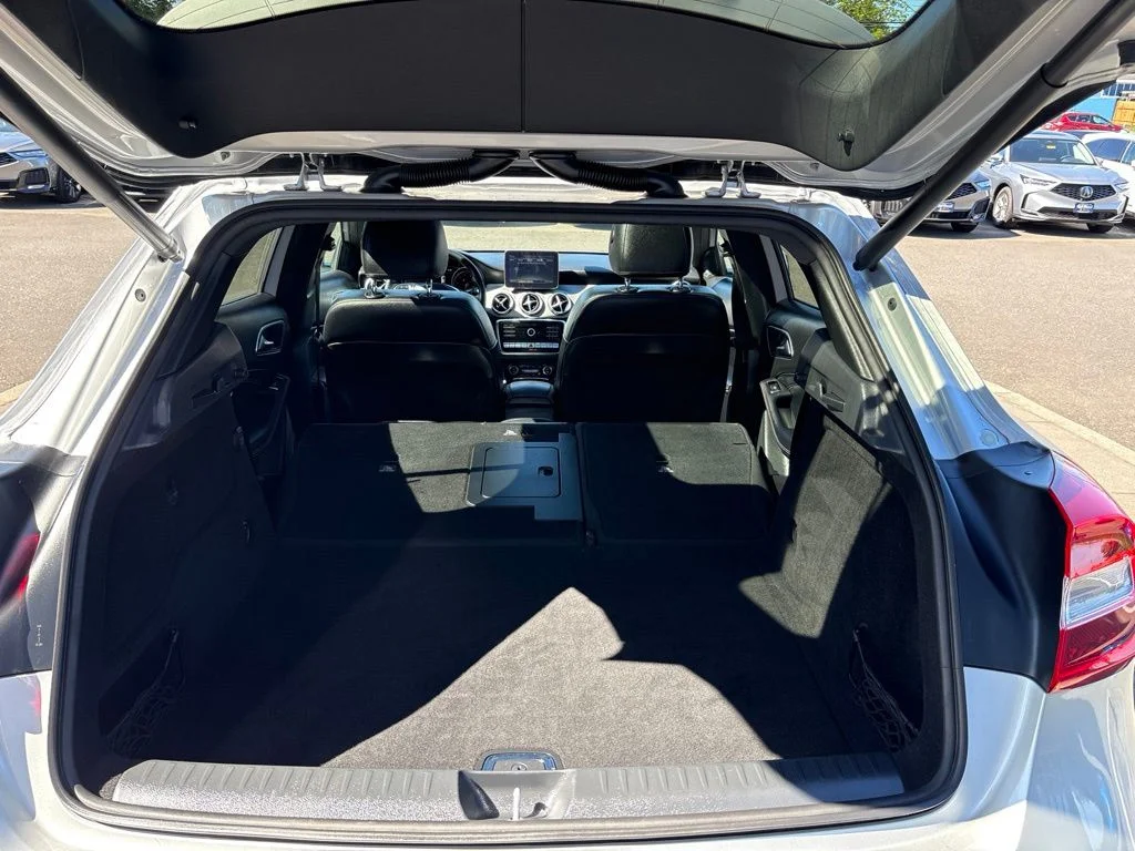Used 2018 Silver Mercedes-Benz GLA 250 image 31