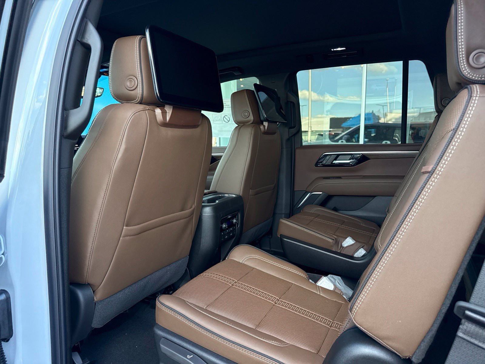 New 2026 Polar White Tricoat Chevrolet High Country Deluxe with 24in Wheels - Technology & Entertainment - Super Cruise - Panoramic Sunroof - Get Active Package image 14