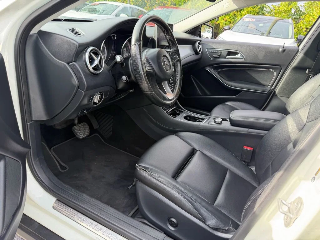 Used 2017 White Mercedes-Benz GLA 250 image 11