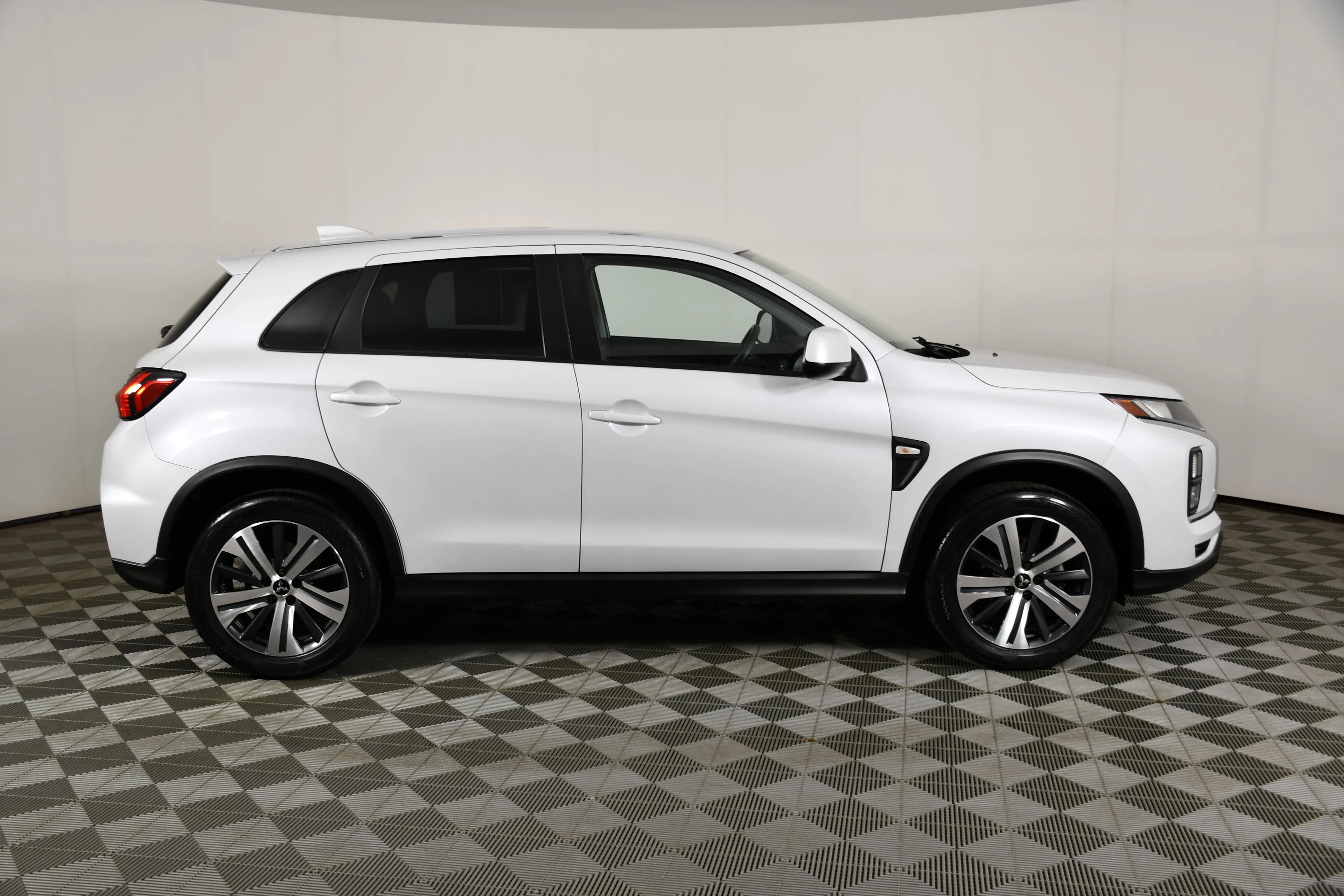 Used 2022 White Diamond Mitsubishi ES image 5