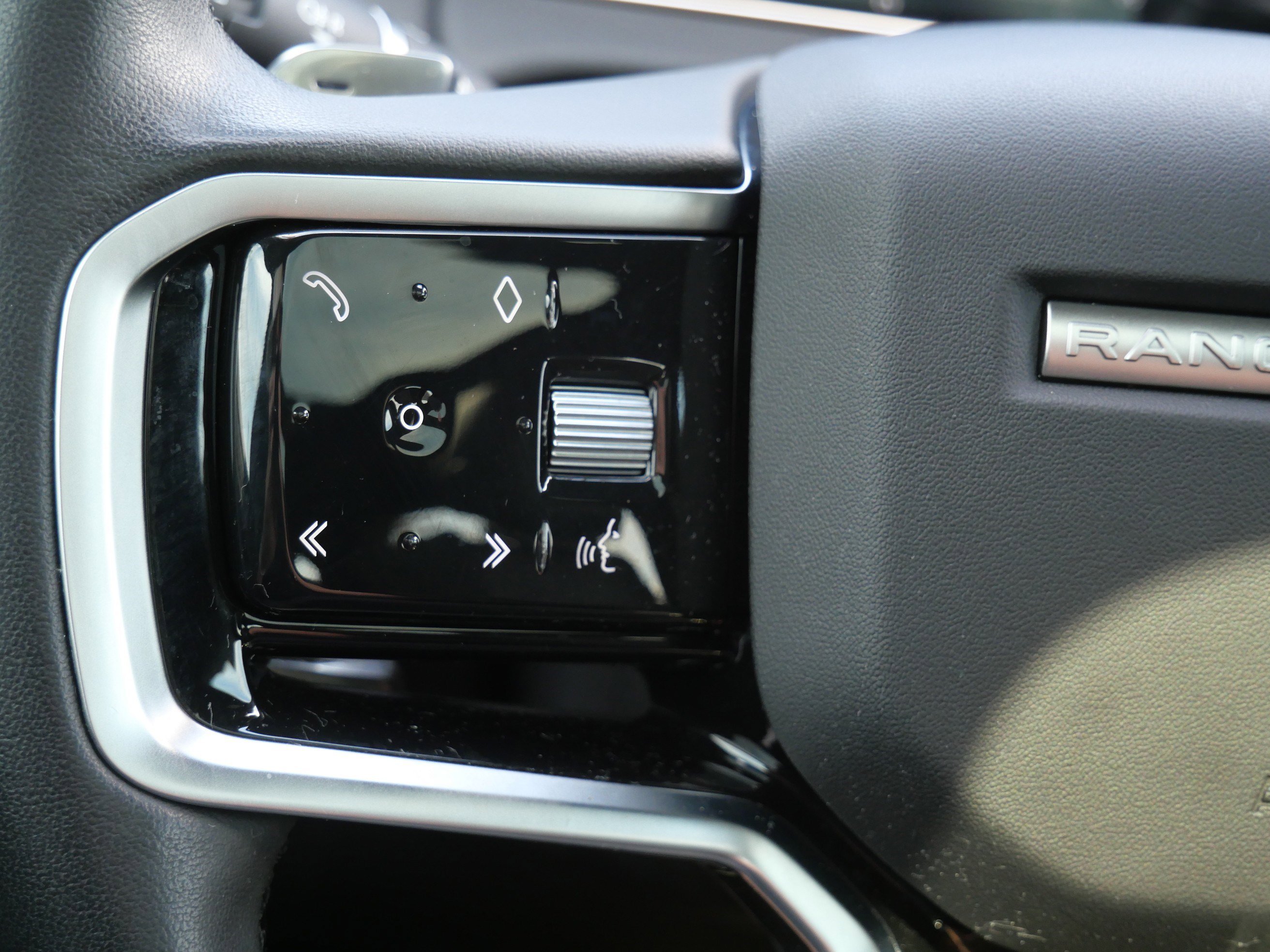 Used 2023 Fuji White Land Rover R-Dynamic SE image 24