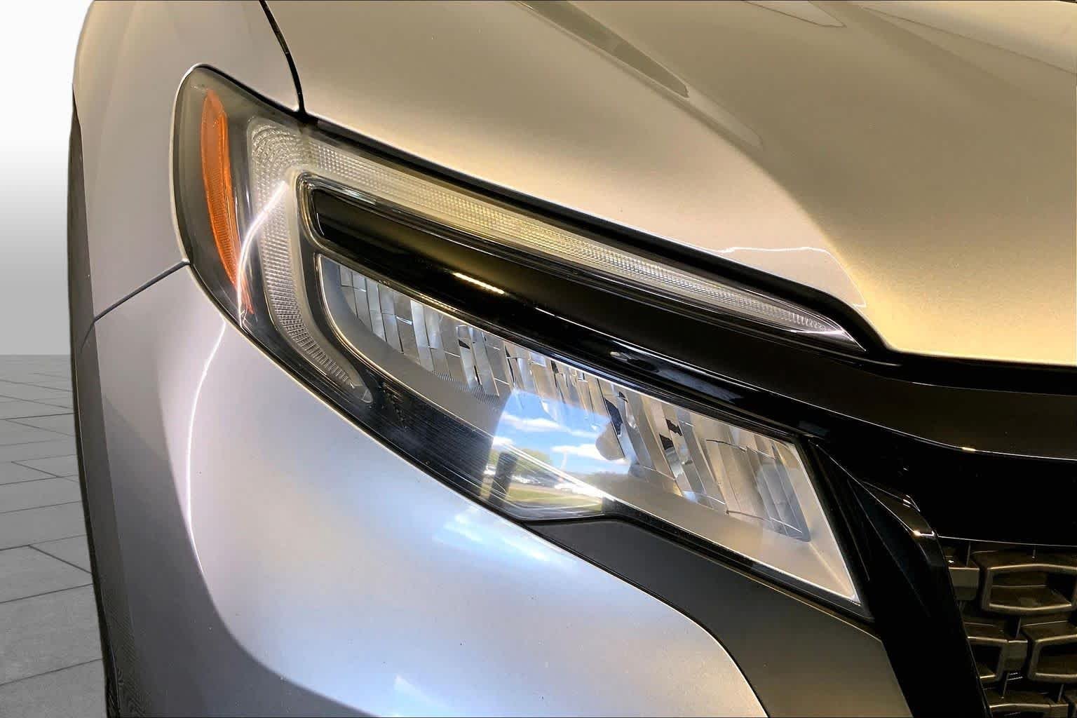 Used 2019 Lunar Silver Metallic Honda Touring image 27
