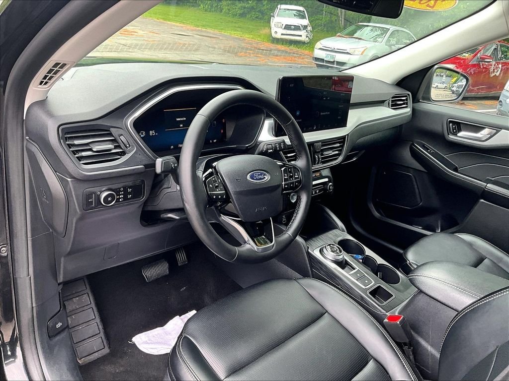 Used 2025 Black Metallic Ford Platinum image 8