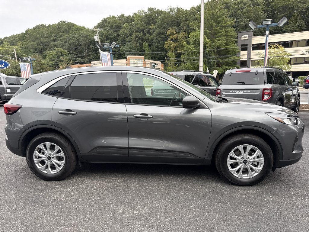 Used 2023 Gray Ford Active image 3