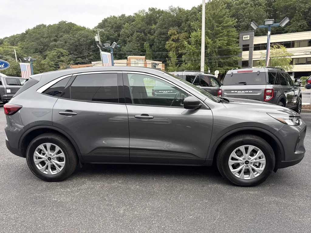 Used 2023 Gray Ford Active image 3