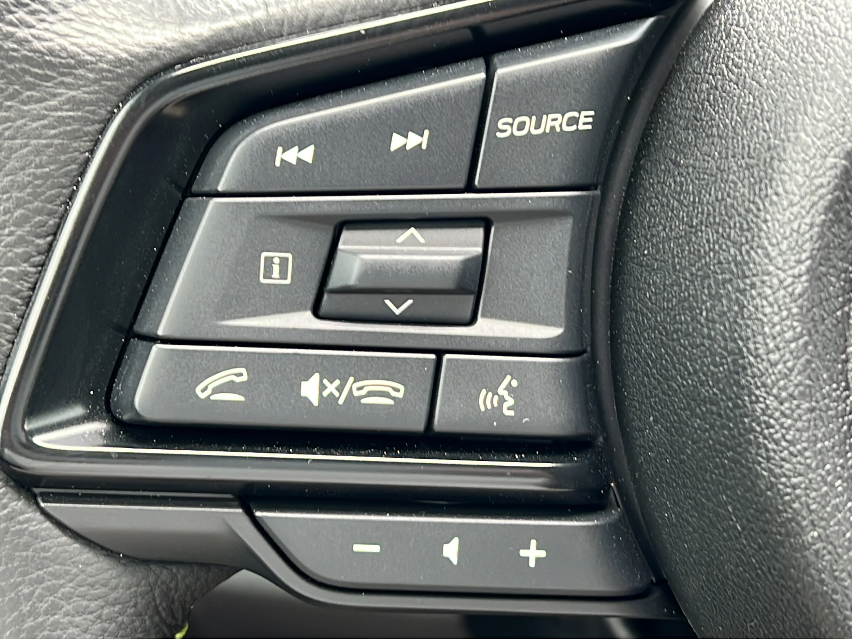 Used 2025 Ice Silver Metallic Subaru Onyx Edition image 21