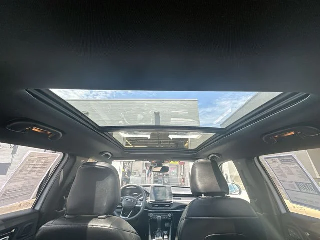 Used 2023 White Jeep Latitude image 23