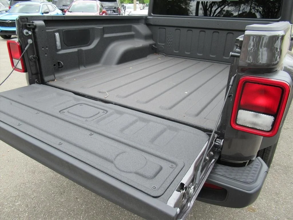 New 2026 Granite Crystal Metallic Clear-Coat Exterior Paint Jeep Sport S image 28