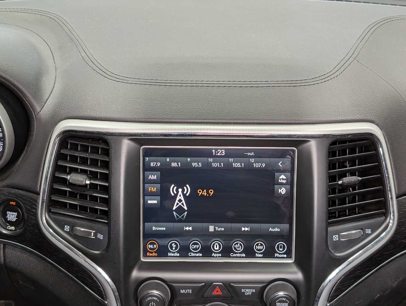 Used 2018 Ivory Tri-Coat Pearl Jeep Summit image 19